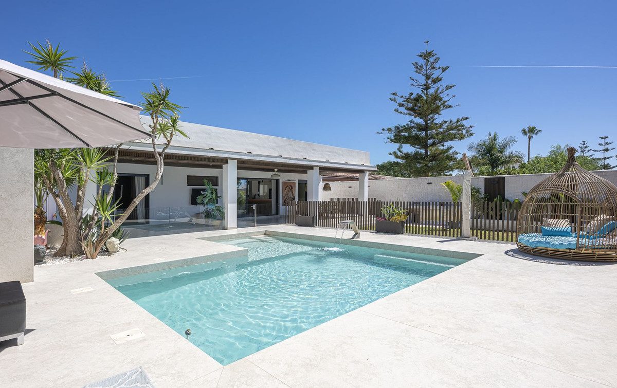 Detached Villa in Estepona, Costa del Sol – 3 beds – 1800000 € - photo 30 of 54