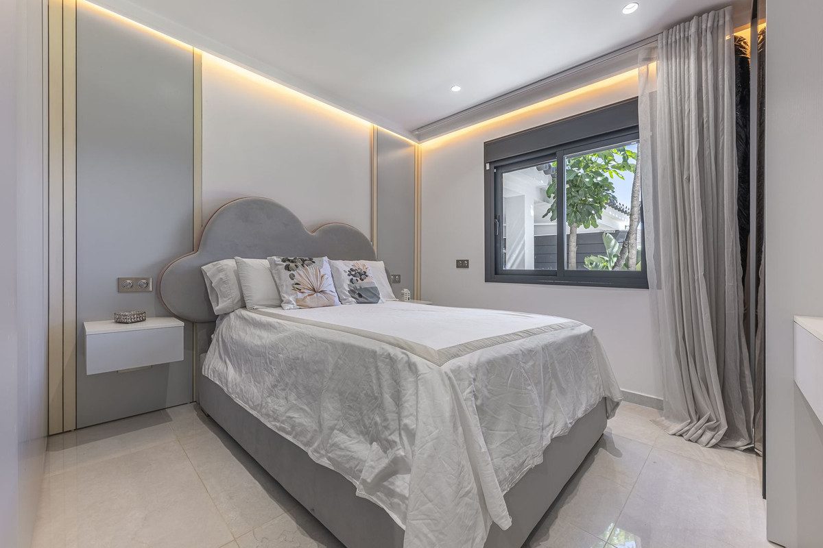 Detached Villa in Estepona, Costa del Sol – 3 beds – 1800000 € - photo 31 of 54