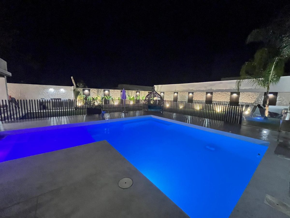 Detached Villa in Estepona, Costa del Sol – 3 beds – 1800000 € - photo 46 of 54
