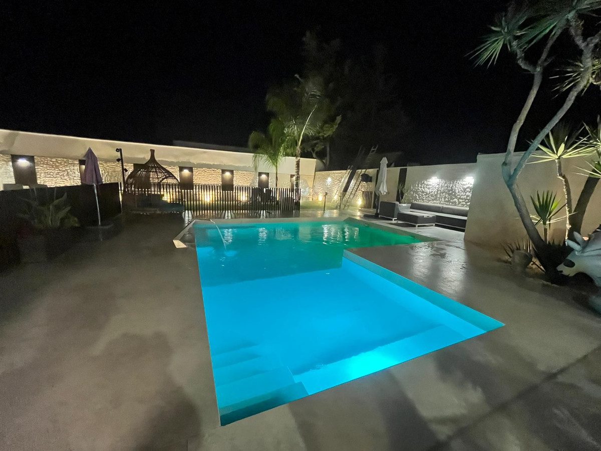 Detached Villa in Estepona, Costa del Sol – 3 beds – 1800000 € - photo 47 of 54