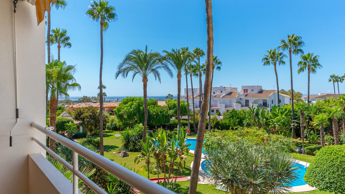 Middle Floor Apartment in Estepona, Costa del Sol – 2 beds – 350000 € - photo 1 of 22