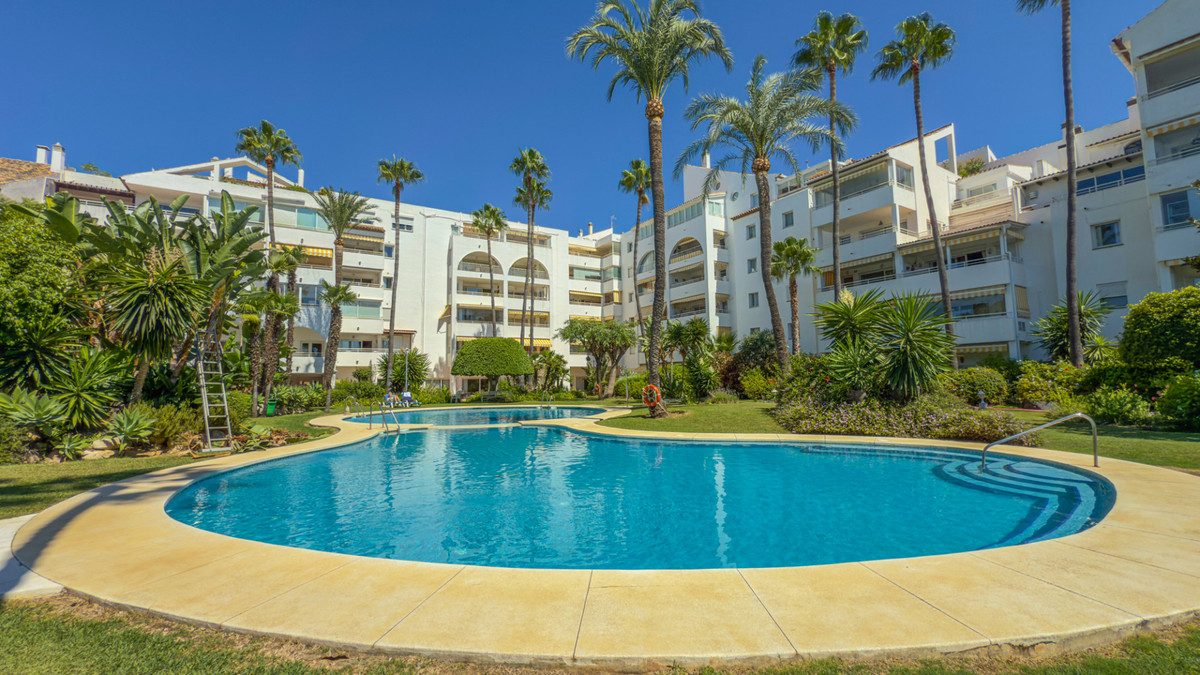Middle Floor Apartment in Estepona, Costa del Sol – 2 beds – 350000 € - photo 3 of 22