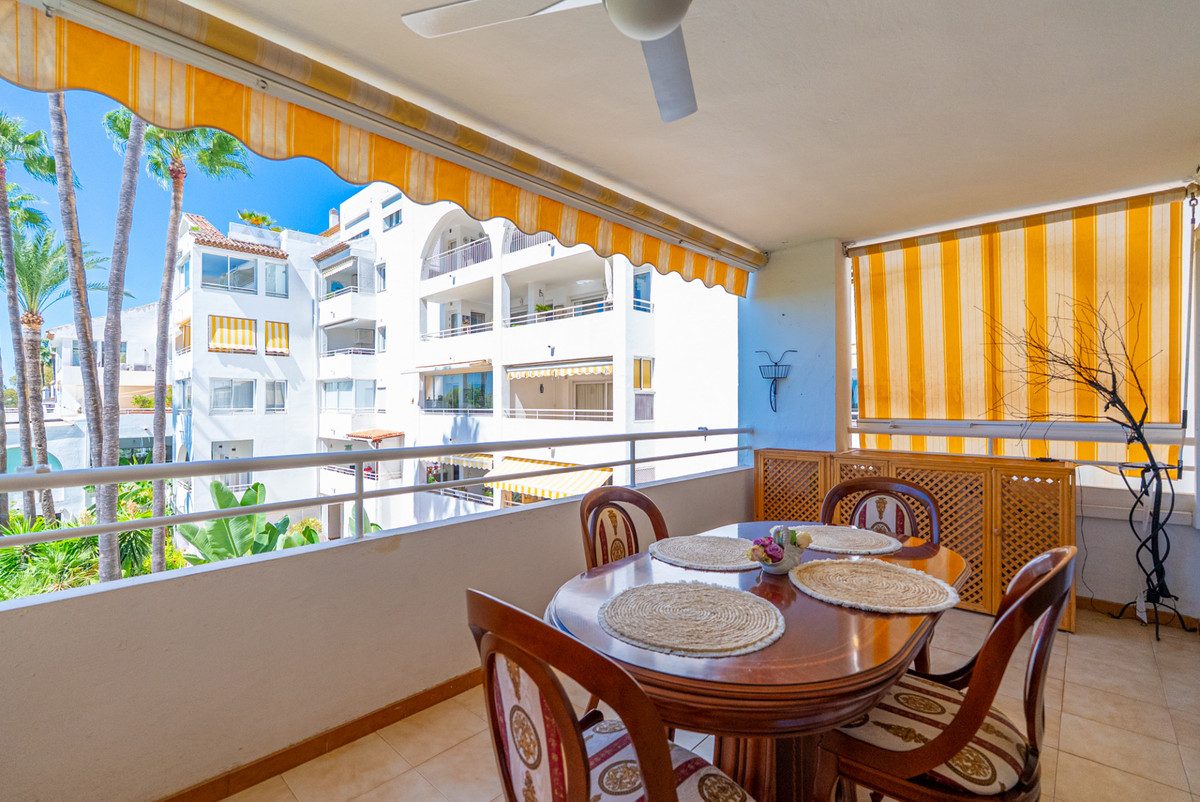 Middle Floor Apartment in Estepona, Costa del Sol – 2 beds – 350000 € - photo 6 of 22