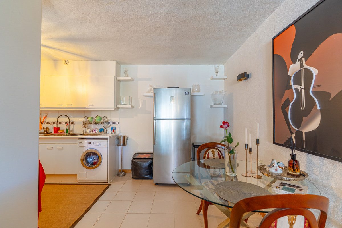 Middle Floor Apartment in Estepona, Costa del Sol – 2 beds – 350000 € - photo 11 of 22