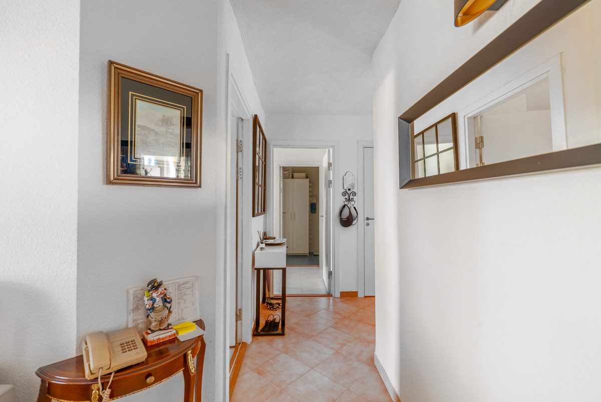 Middle Floor Apartment in Estepona, Costa del Sol – 2 beds – 350000 € - photo 13 of 22