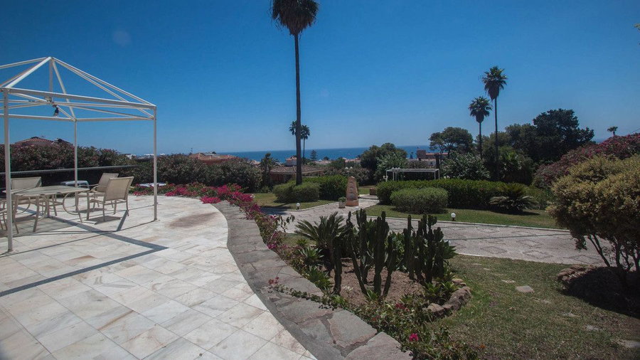 Detached Villa in Estepona, Costa del Sol – 4 beds – 2400000 € - photo 1 of 29