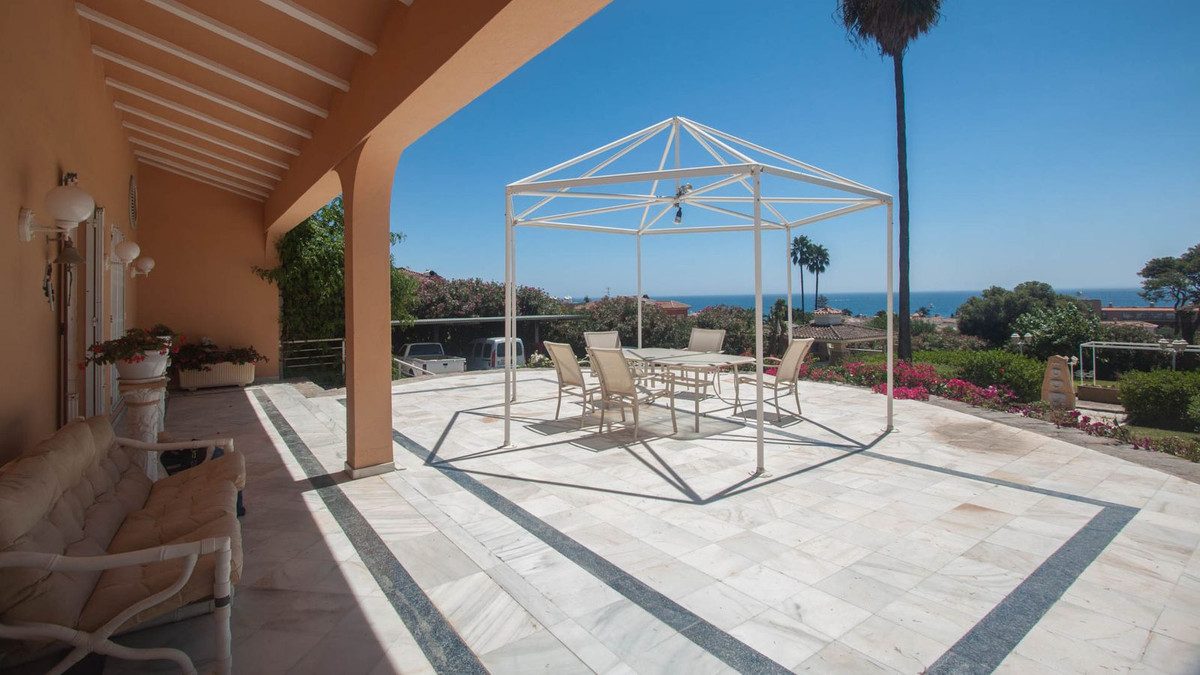Detached Villa in Estepona, Costa del Sol – 4 beds – 2400000 € - photo 3 of 29