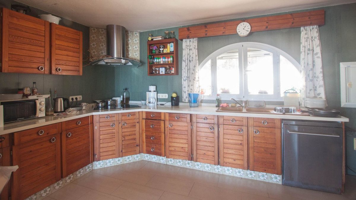 Detached Villa in Estepona, Costa del Sol – 4 beds – 2400000 € - photo 10 of 29