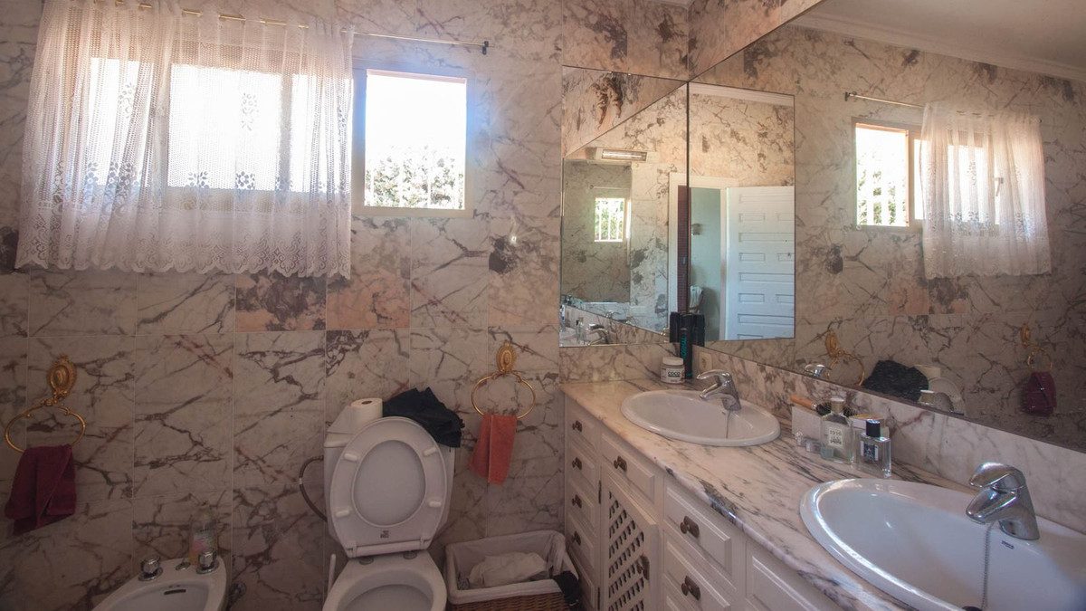 Detached Villa in Estepona, Costa del Sol – 4 beds – 2400000 € - photo 14 of 29