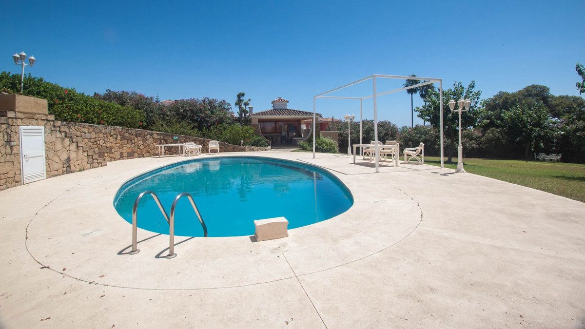 Detached Villa in Estepona, Costa del Sol – 4 beds – 2400000 € - photo 25 of 29