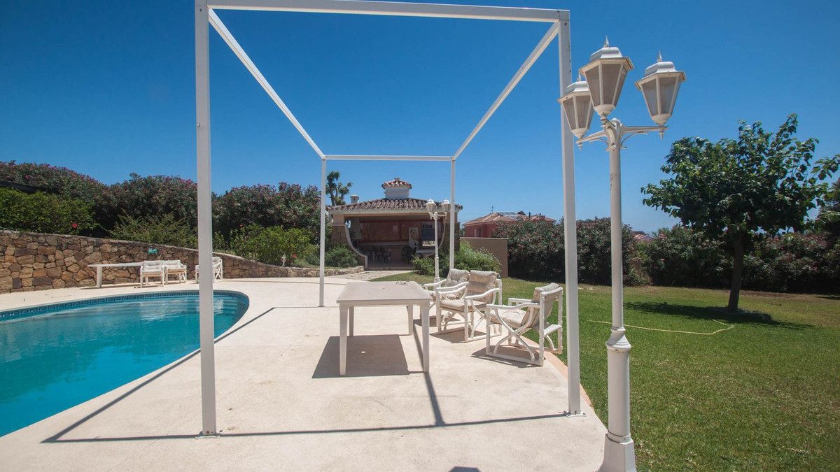 Detached Villa in Estepona, Costa del Sol – 4 beds – 2400000 € - photo 26 of 29