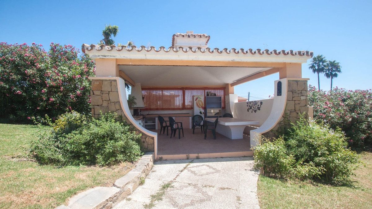 Detached Villa in Estepona, Costa del Sol – 4 beds – 2400000 € - photo 27 of 29