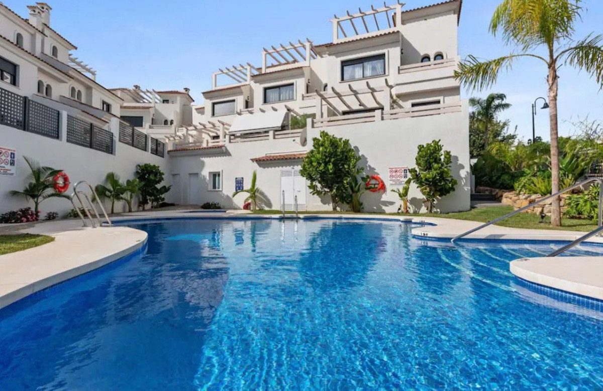 Townhouse in El Paraiso, Costa del Sol – 3 beds – 549000 € - photo 1 of 46