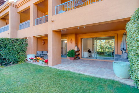 Ground Floor Apartment in Estepona, Costa del Sol – 2 beds – 450000 € - photo 3 of 25