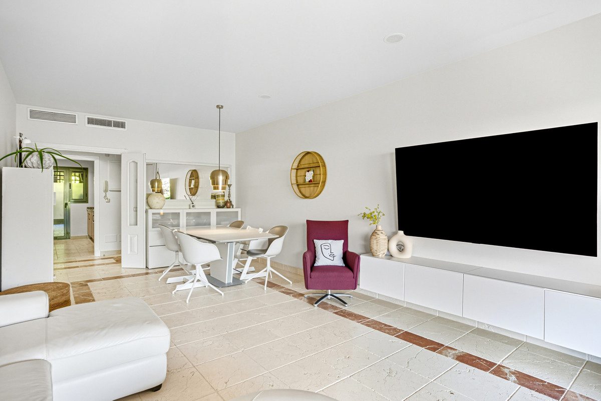 Ground Floor Apartment in Estepona, Costa del Sol – 2 beds – 450000 € - photo 10 of 25