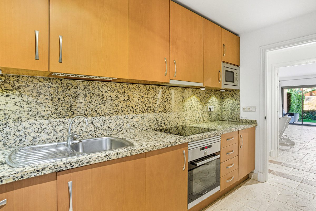 Ground Floor Apartment in Estepona, Costa del Sol – 2 beds – 450000 € - photo 11 of 25