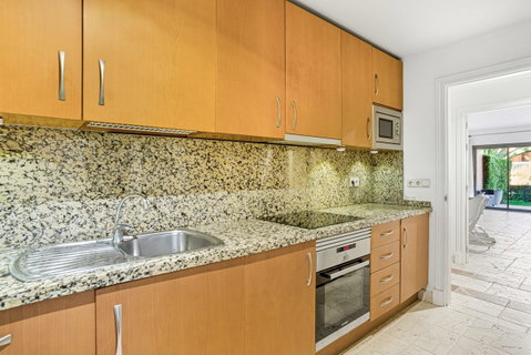 Ground Floor Apartment in Estepona, Costa del Sol – 2 beds – 450000 € - photo 11 of 25