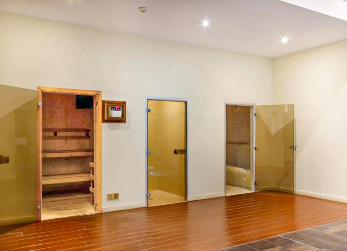 Ground Floor Apartment in Estepona, Costa del Sol – 2 beds – 450000 € - photo 18 of 25
