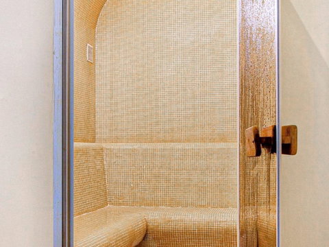 Ground Floor Apartment in Estepona, Costa del Sol – 2 beds – 450000 € - photo 22 of 25