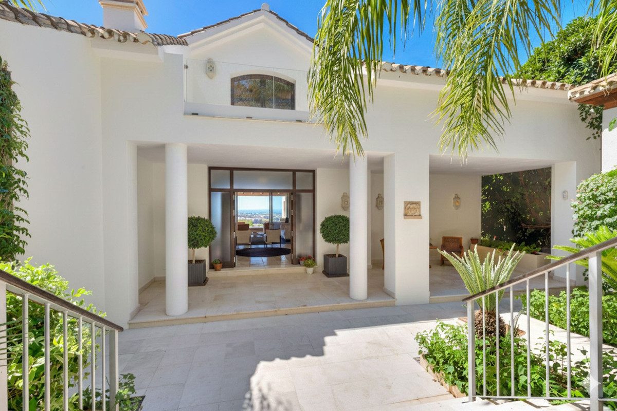 Detached Villa in Benahavís, Costa del Sol – 5 beds – 3950000 € - photo 1 of 26