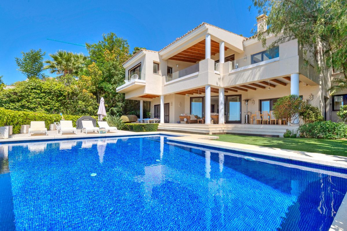 Detached Villa in Benahavís, Costa del Sol – 5 beds – 3950000 € - photo 2 of 26