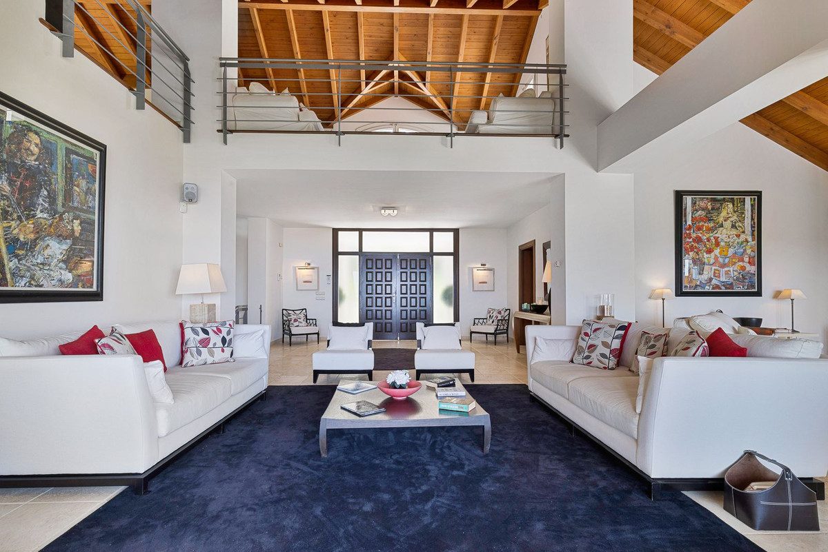 Detached Villa in Benahavís, Costa del Sol – 5 beds – 3950000 € - photo 3 of 26