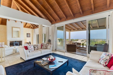 Detached Villa in Benahavís, Costa del Sol – 5 beds – 3950000 € - photo 4 of 26