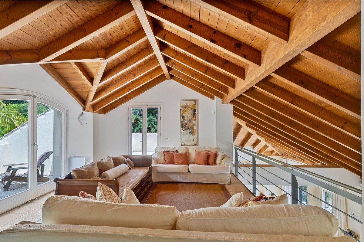 Detached Villa in Benahavís, Costa del Sol – 5 beds – 3950000 € - photo 7 of 26