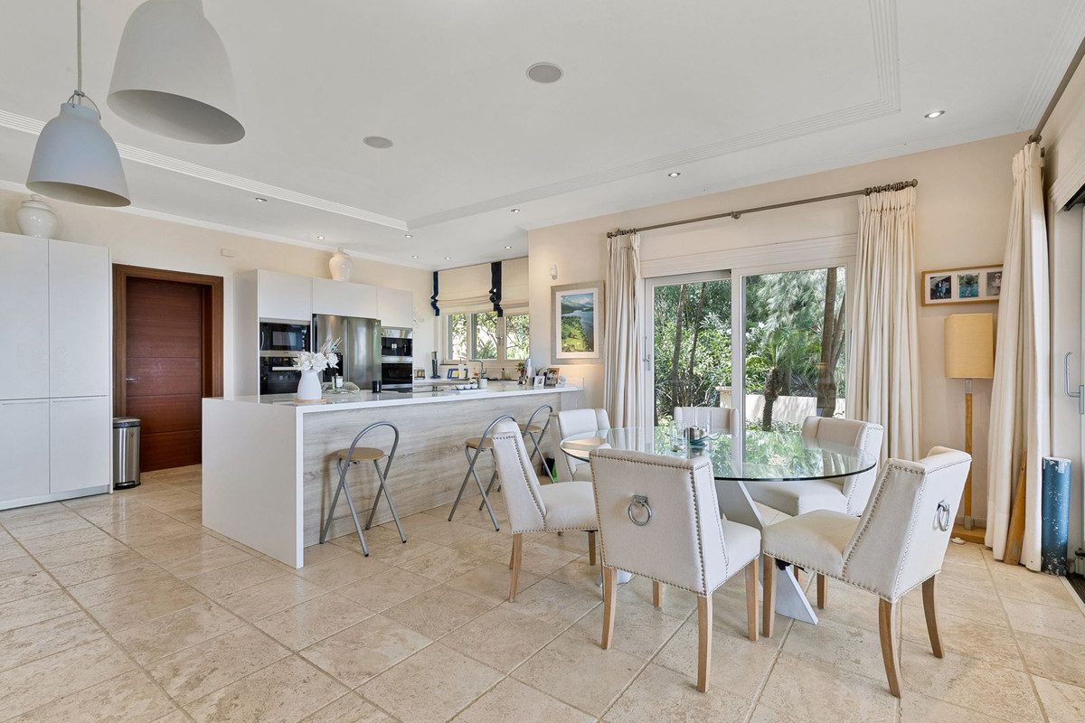 Detached Villa in Benahavís, Costa del Sol – 5 beds – 3950000 € - photo 9 of 26
