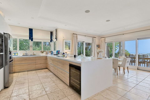 Detached Villa in Benahavís, Costa del Sol – 5 beds – 3950000 € - photo 10 of 26