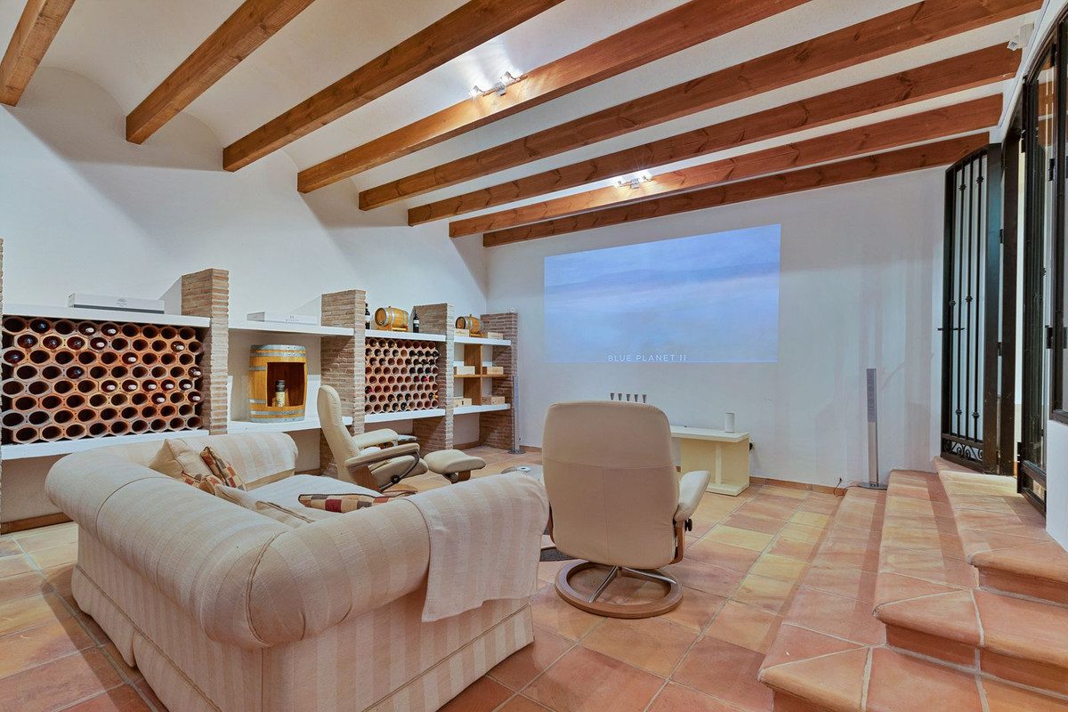 Detached Villa in Benahavís, Costa del Sol – 5 beds – 3950000 € - photo 21 of 26