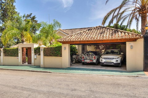 Detached Villa in Benahavís, Costa del Sol – 5 beds – 3950000 € - photo 22 of 26