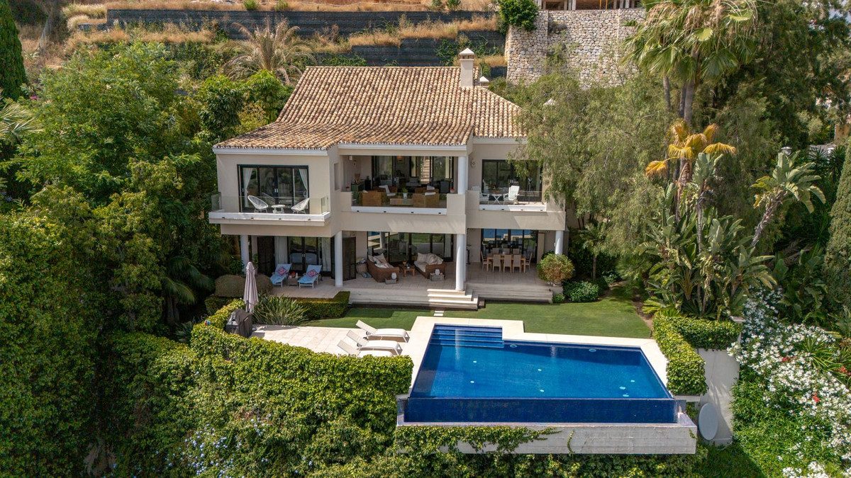 Detached Villa in Benahavís, Costa del Sol – 5 beds – 3950000 € - photo 24 of 26