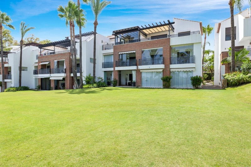 Ground Floor Apartment in Estepona, Costa del Sol – 2 beds – 425000 €