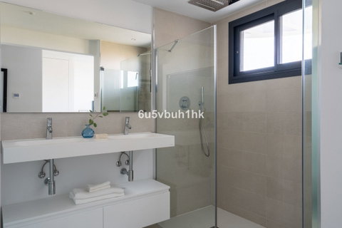 Middle Floor Apartment in Fuengirola, Costa del Sol – 3 beds – 795000 € - photo 27 of 35