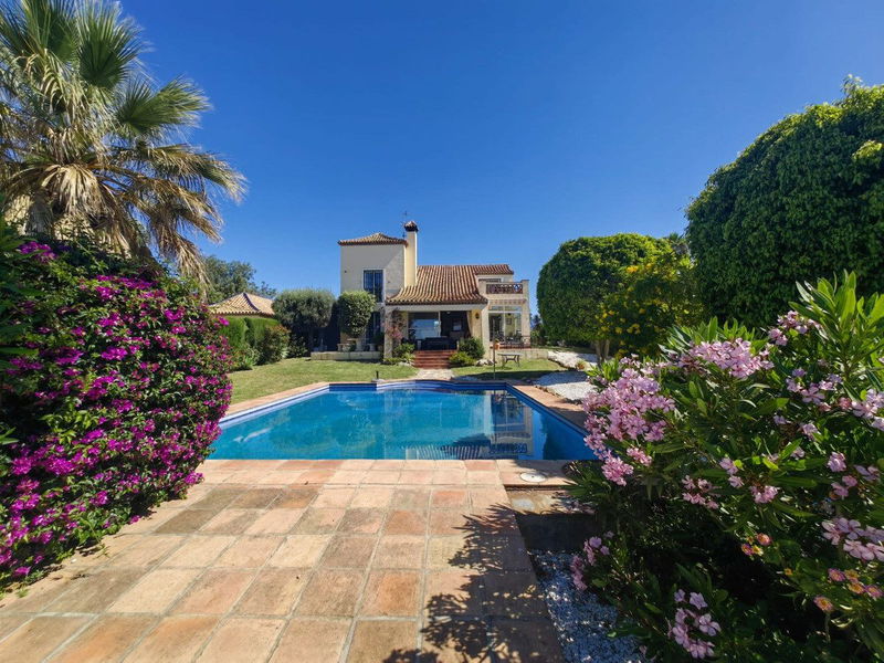 Detached Villa in Estepona, Costa del Sol – 3 beds – 1200000 €