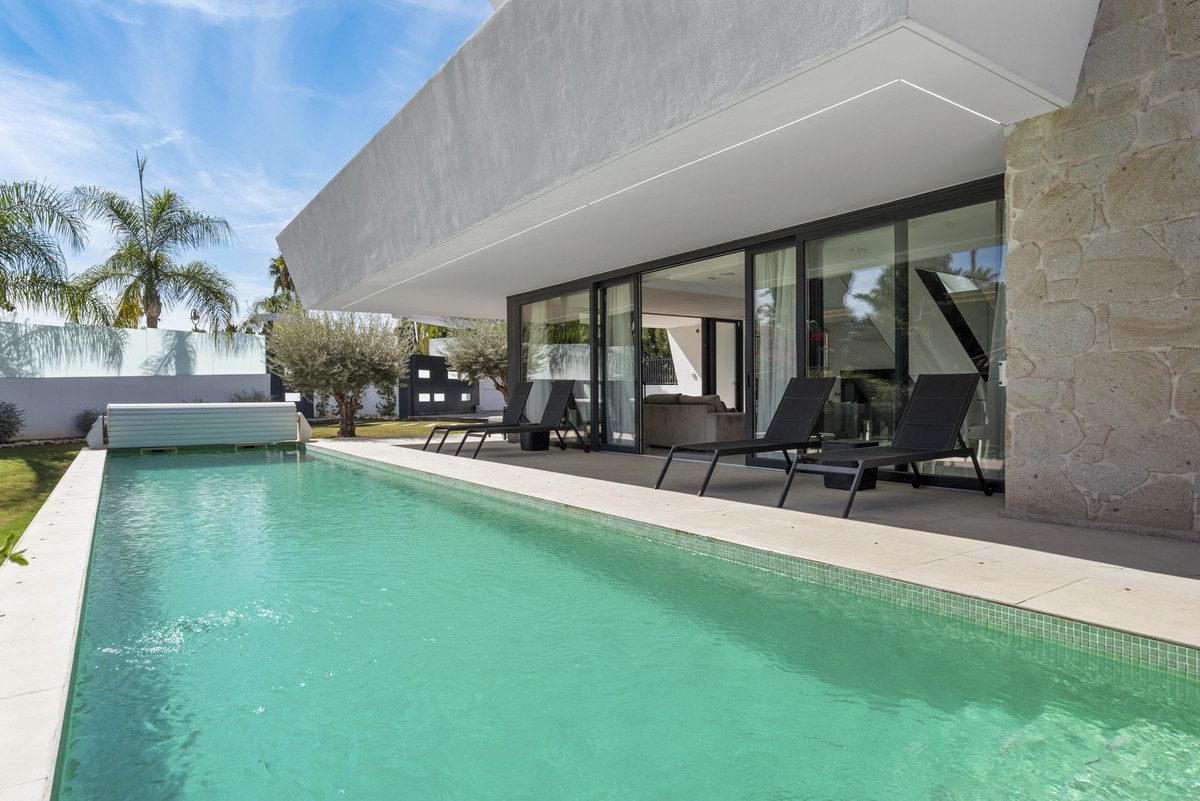 Detached Villa in Marbella, Costa del Sol – 5 beds – 3500000 € - photo 1 of 39