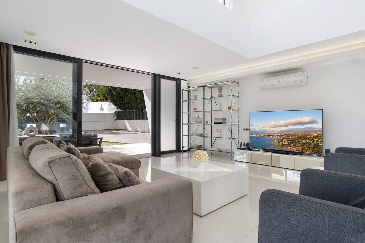 Detached Villa in Marbella, Costa del Sol – 5 beds – 3500000 € - photo 3 of 39