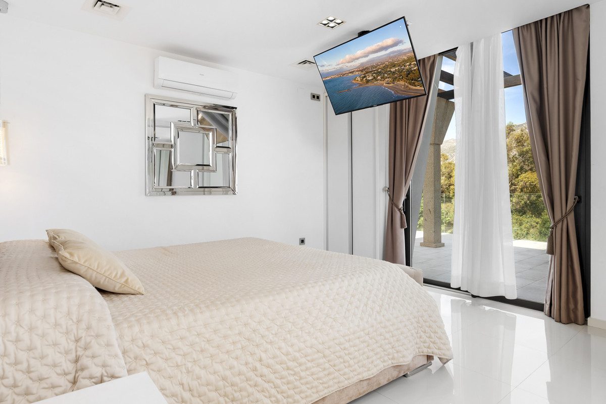Detached Villa in Marbella, Costa del Sol – 5 beds – 3500000 € - photo 13 of 39