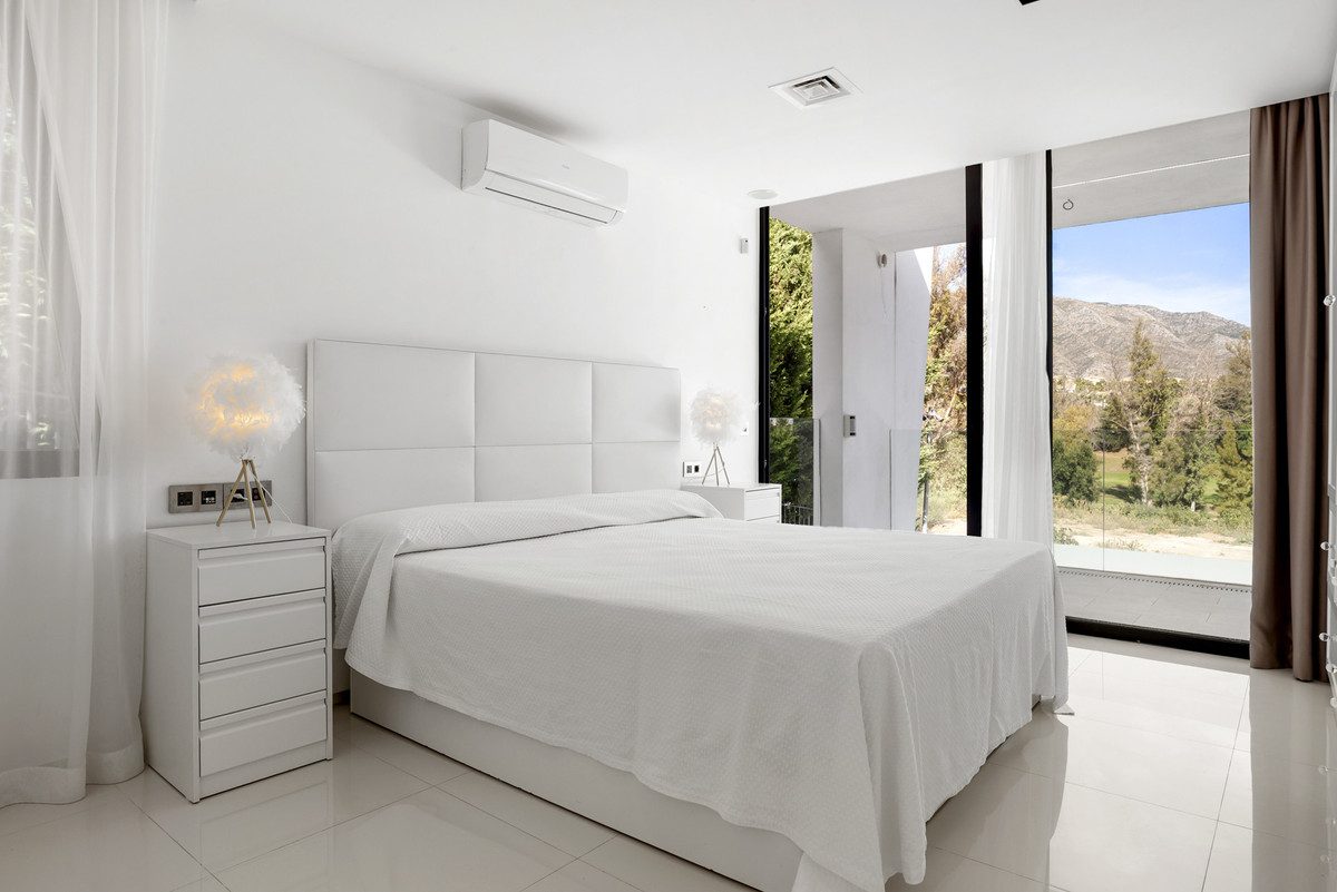 Detached Villa in Marbella, Costa del Sol – 5 beds – 3500000 € - photo 16 of 39