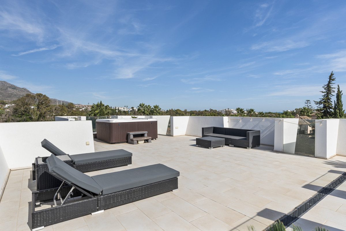 Detached Villa in Marbella, Costa del Sol – 5 beds – 3500000 € - photo 24 of 39