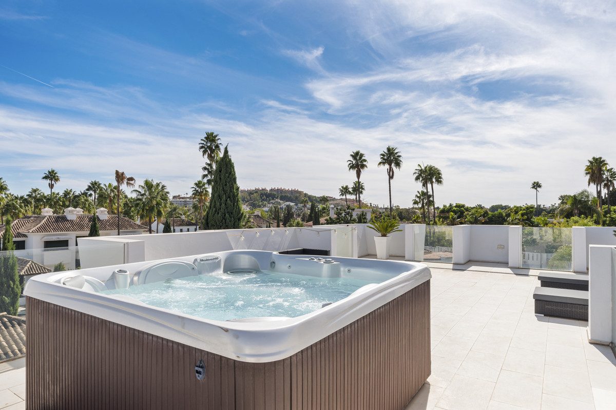 Detached Villa in Marbella, Costa del Sol – 5 beds – 3500000 € - photo 26 of 39