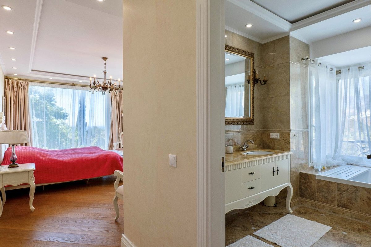 Detached Villa in Marbella, Costa del Sol – 4 beds – 3990000 € - photo 26 of 54