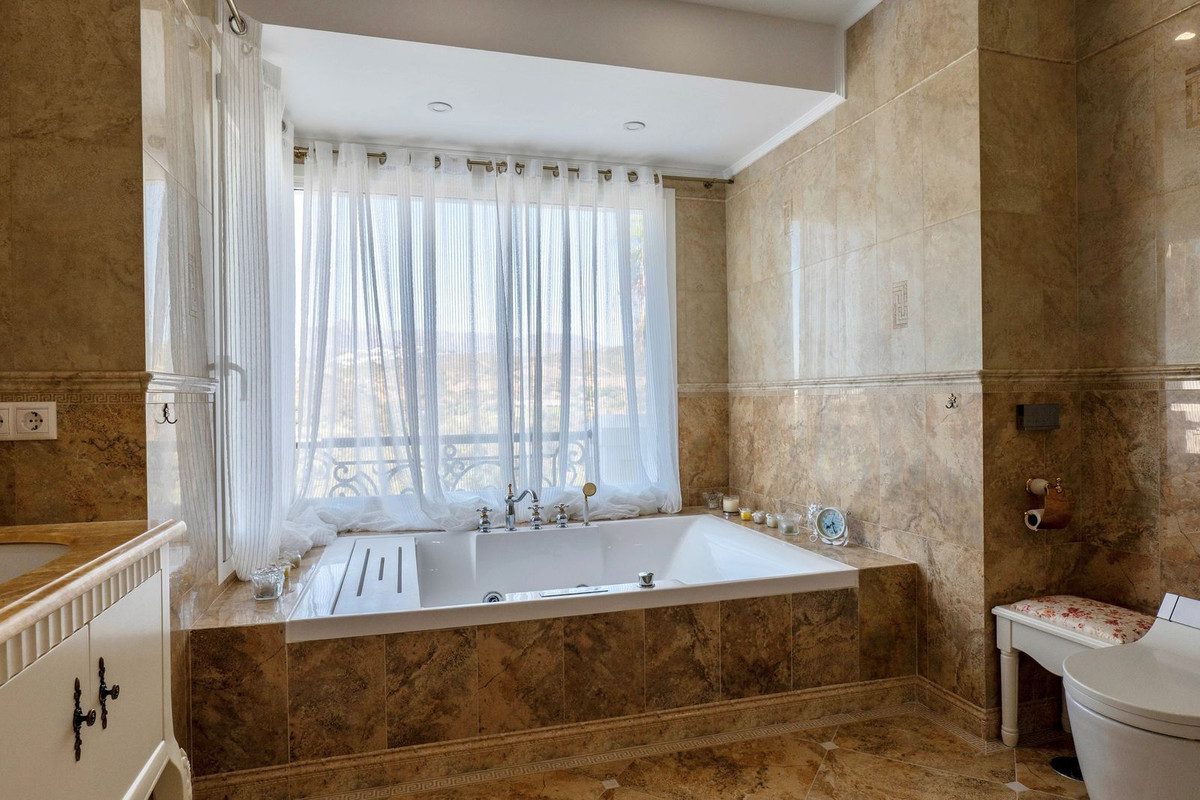 Detached Villa in Marbella, Costa del Sol – 4 beds – 3990000 € - photo 28 of 54