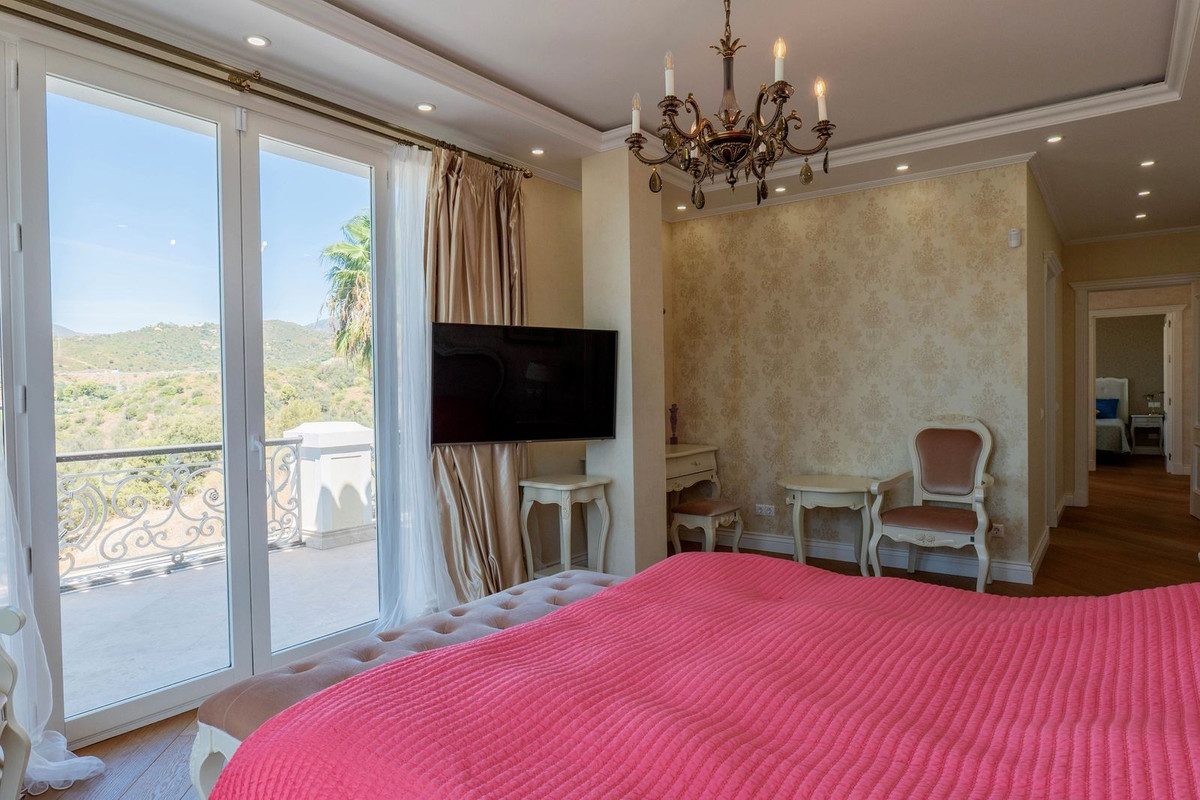 Detached Villa in Marbella, Costa del Sol – 4 beds – 3990000 € - photo 30 of 54