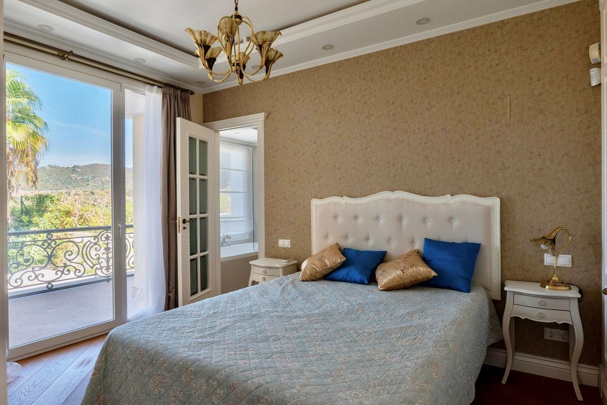Detached Villa in Marbella, Costa del Sol – 4 beds – 3990000 € - photo 36 of 54