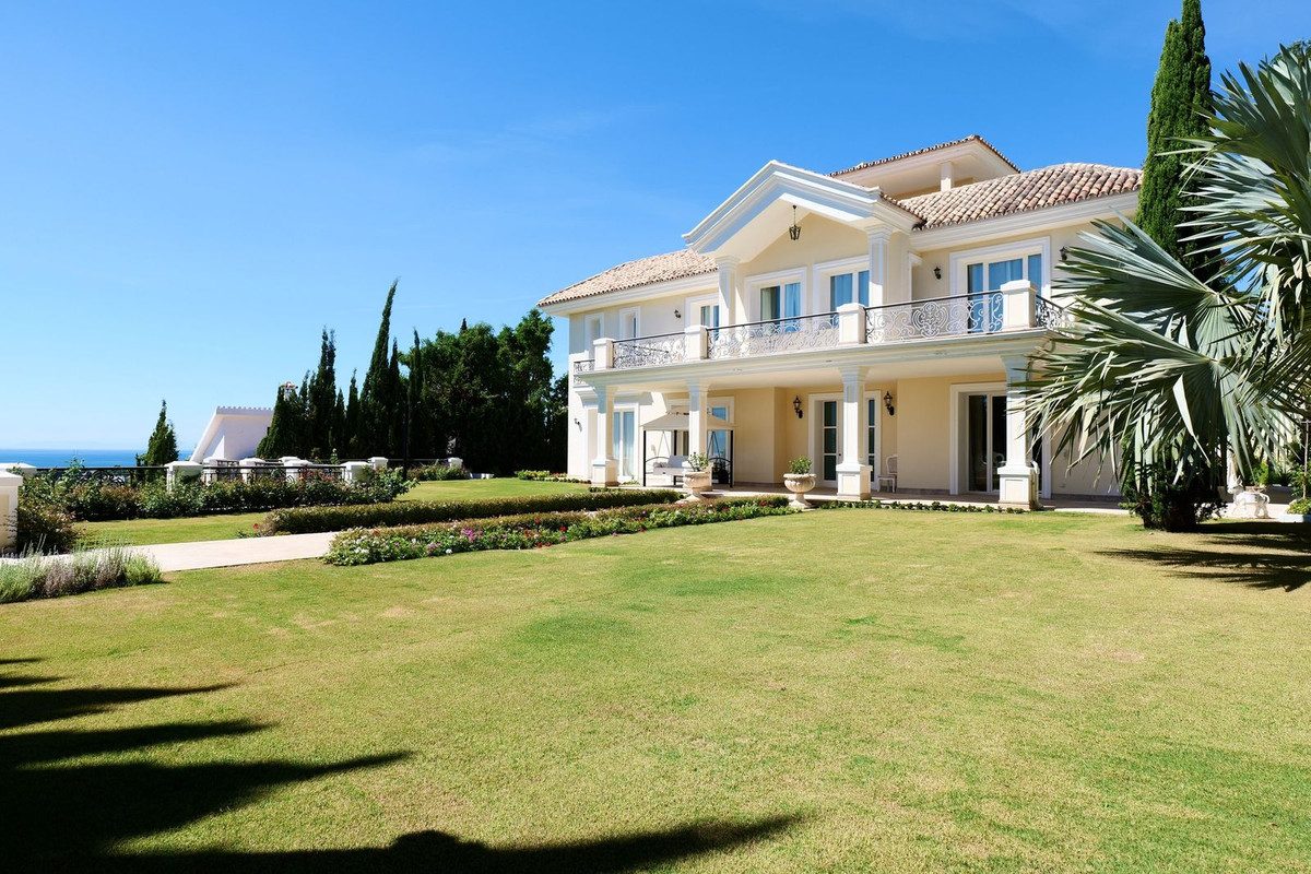Detached Villa in Marbella, Costa del Sol – 4 beds – 3990000 € - photo 43 of 54