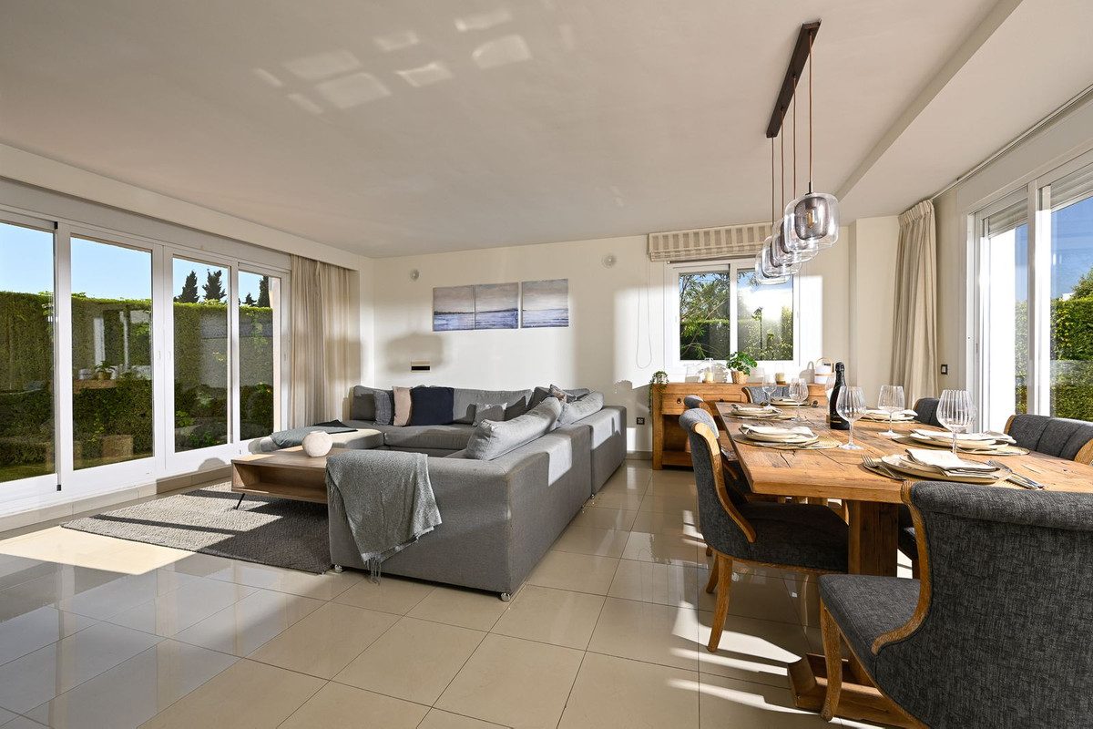 Townhouse in Estepona, Costa del Sol – 3 beds – 595000 € - photo 3 of 42