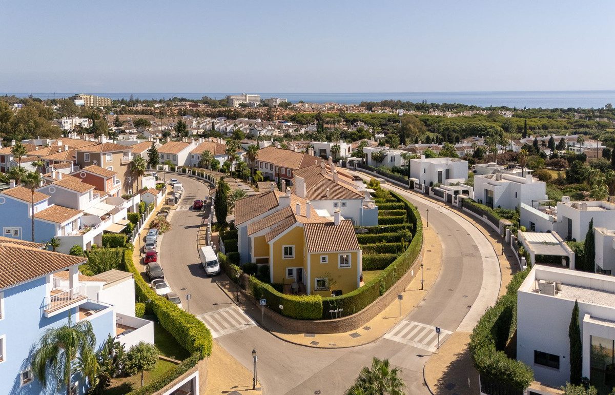 Townhouse in Estepona, Costa del Sol – 3 beds – 595000 € - photo 11 of 42