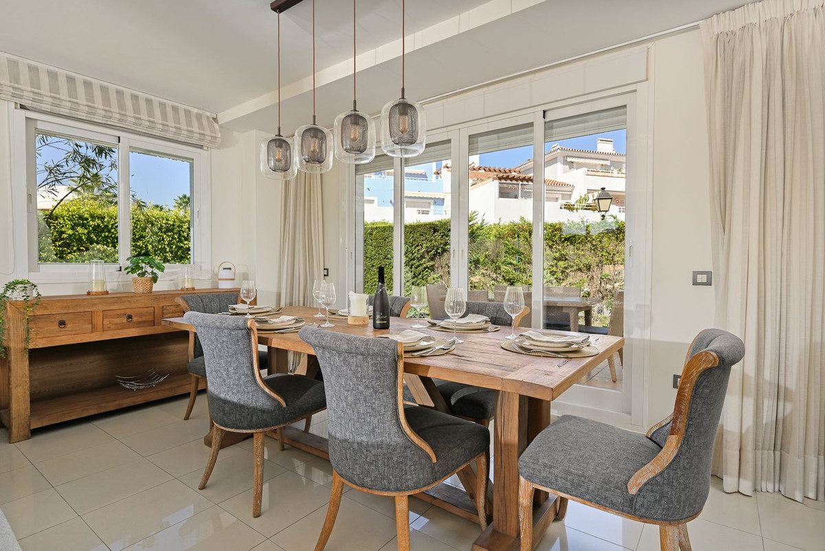 Townhouse in Estepona, Costa del Sol – 3 beds – 595000 € - photo 13 of 42